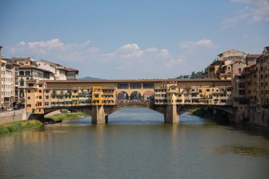 Nehre Arno Floransa, İtalya straddling güzel Ponte Vecchio Köprüsü