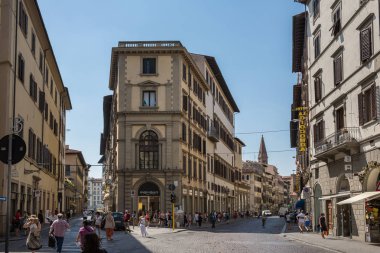 Floransa İtalya 3 Temmuz 2015: Bir sokak Floransa, İtalya duomo yakınındaki mağazalar görünümünü