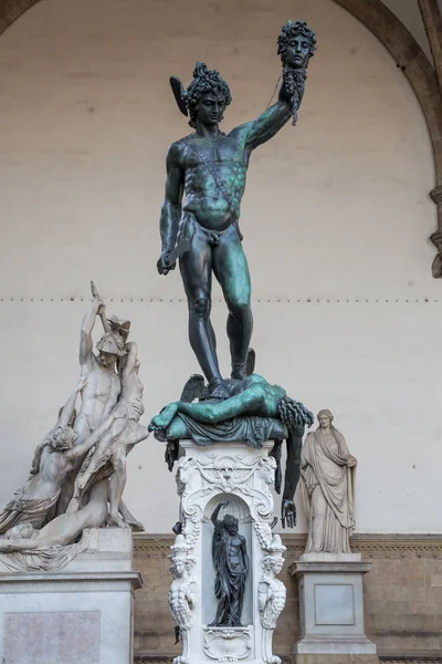 佛罗伦萨意大利 2015年7月2日 珀尔修斯与美杜莎的头是一个青铜雕塑 由本韦努托 塞利尼 位于洛吉迪兰齐在佛罗伦萨 托斯卡纳 — 图库照片