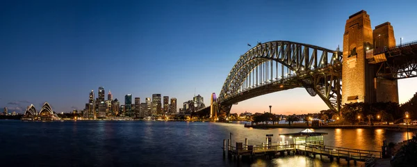 2016 日オーストラリアのシドニー シドニーの有名なオペラハウス ハーバーとシドニー港橋の夕暮れ — ストック写真