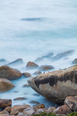 Uzun pozlama kayalar ve dalgalar küçük Oberon defne Wilsons Promontory Milli Park, Avustralya