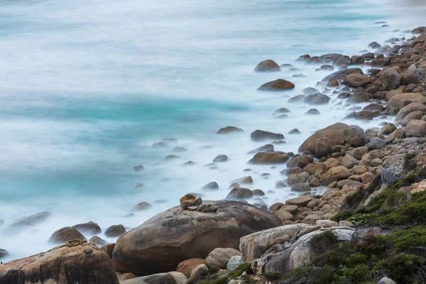 澳大利亚维多利亚州威尔森角国家公园小奥伯龙湾的岩石和海浪长期曝光 — 图库照片