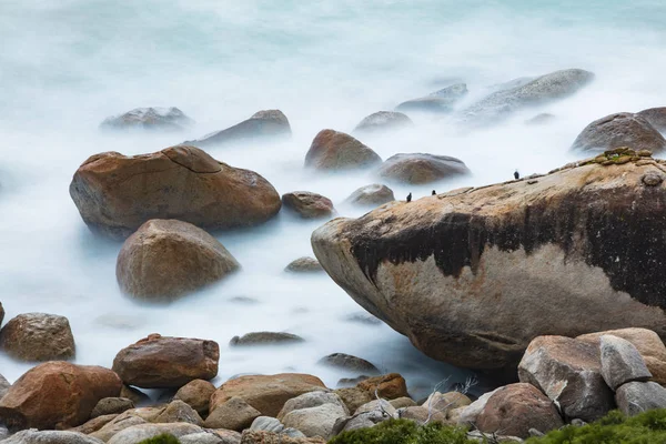 澳大利亚维多利亚州威尔森角国家公园小奥伯龙湾的岩石和海浪长期曝光 — 图库照片