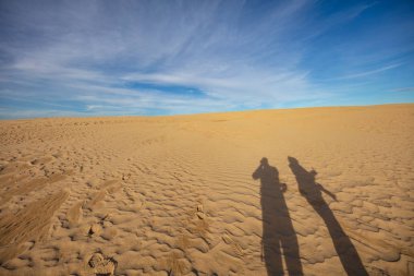 Silohuetted gölgeler arasında kum tepeleri ve gökyüzüne büyük Drift Wilsons Promontory Milli Park, Avustralya
