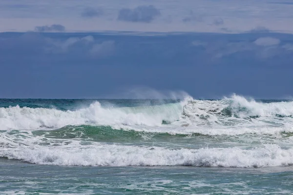 Штормовые Волны Против Драматического Неба Пляже Австралии — стоковое фото