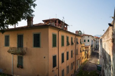 Güzel binalar Toskana, İtalya Lucca şehir çevreleyen ünlü duvarlarından görünür