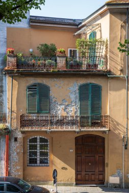 Lucca İtalya 5th Temmuz 2015: Bahçe terası olarak Toskana, İtalya güzel şehir Lucca çevreleyen duvarların etrafında bir yürüyüş üzerinden görüldü