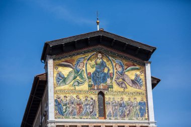 Lucca, İtalya Piazza San Frediano üzerinde yer alan, Romanesk kilise San Frediano Bazilikası'nın çarpıcı fasya detay olduğunu