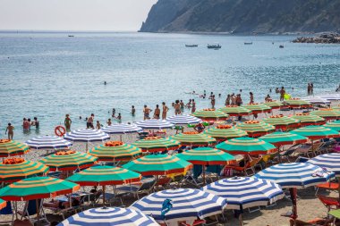 Bir Monterosso al Mare İtalya 5th Temmuz 2015: yüzme ve Monterosso al Mare Ligurian kıyısında, İtalya plajda güneşlenirken insanlar