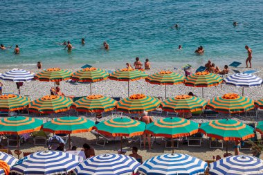 Bir Monterosso al Mare İtalya 5th Temmuz 2015: yüzme ve Monterosso al Mare Ligurian kıyısında, İtalya plajda güneşlenirken insanlar