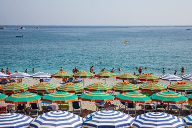 Bir Monterosso al Mare İtalya 5th Temmuz 2015: yüzme ve Monterosso al Mare Ligurian kıyısında, İtalya plajda güneşlenirken insanlar