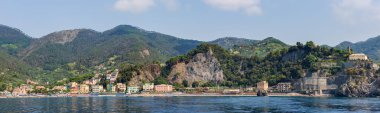 Bir Monterosso al Mare İtalya 5th Temmuz 2015: panoramik Monterosso al Mare beach ve denizden görüldüğü gibi kıyı şeridi