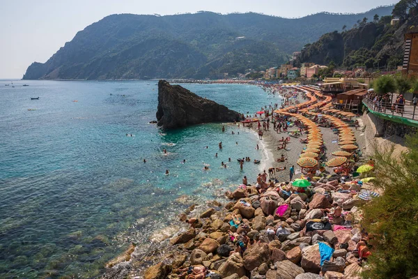 Monterosso Mare Italië Juli 2015 Mensen Zwemmen Zonnebaden Het Strand Rechtenvrije Stockafbeeldingen