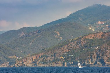 Uçuruma Monterosso al Mare, İtalya dışında karşı küçük Yelkenli Yat