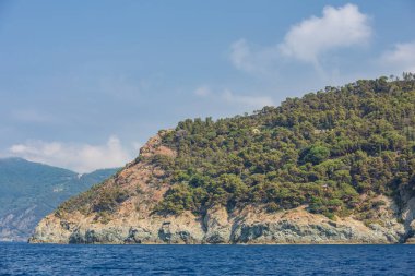 Kürek ve dramatik uçuruma Ligurya şeridinin Moneglia, İtalya dışında altında Kayak