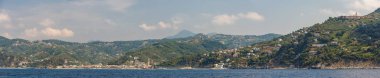 İtalya'da denizden görüldüğü gibi Ligurian kıyısında Moneglia sahil şehri panoramik manzaralı