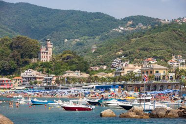 Moneglia İtalya 6th Temmuz 2015: Moneglia De Fornari kalenin içinde belgili tanımlık geçmiş ile İtalya, Ligurian kıyısında limanda