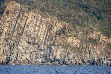 Kürek ve dramatik uçuruma Ligurya şeridinin Moneglia, İtalya dışında altında Kayak
