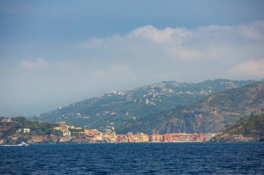 Ligurya kıyı Rapallo şehir İtalya'da denizden görüldüğü gibi