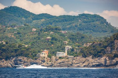 Portofino İtalya 6th Temmuz 2015: İtalya Ligurian kıyısında uçuruma Portofino Limanı dışında geçmiş yarış sürat teknesi
