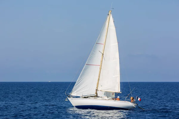 Monterosso Mare Italië Juli 2015 Een Kleine Franse Geregistreerde Zeiljacht Stockfoto