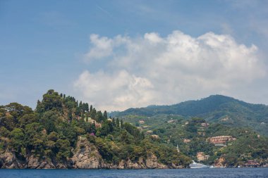 Portofino Ligurian kıyısında, İtalya güzel limanda bakan uçurumların üzerinde binalar