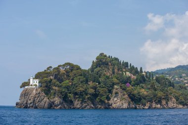 Portofino Ligurian kıyısında, İtalya güzel limanda bakan uçurumların Faro di Portofino deniz feneri