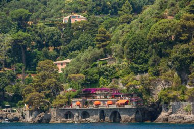 Portofino İtalya 6th Temmuz 2015: Portofino Ligurian kıyısında, İtalya güzel limanda bakan uçurumların binalarda