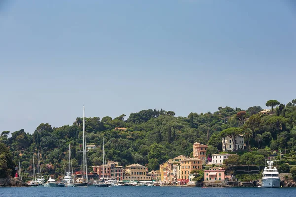 Portofino Italië Juli 2015 Gebouwen Kliffen Met Uitzicht Prachtige Haven Stockafbeelding