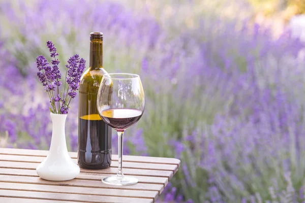 kırmızı şarap şişesi.