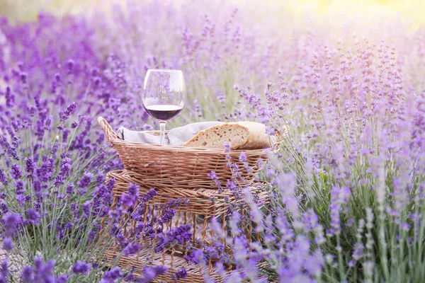 Wine against lavender. — Stock Photo, Image