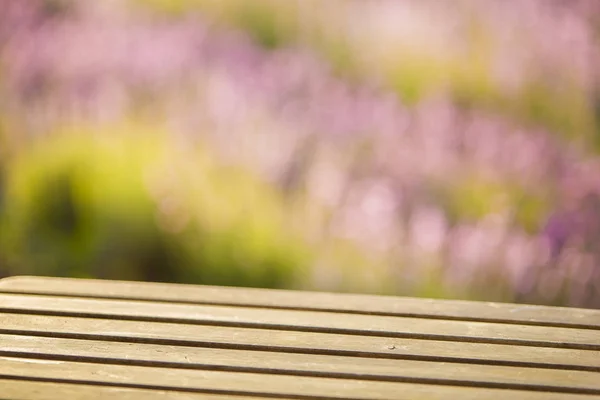 Perspectief achtergrond met houten tafel voor uw ontwerp. Lavendel veld regio — Stockfoto