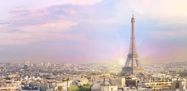 Günbatımı Eyfel Kulesi ve Paris şehri manzarası Zafer Yayı 'nı oluşturur. Champ de Mars, Paris, Fransa 'dan Eyfel Kulesi. Güzel Romantik arkaplan