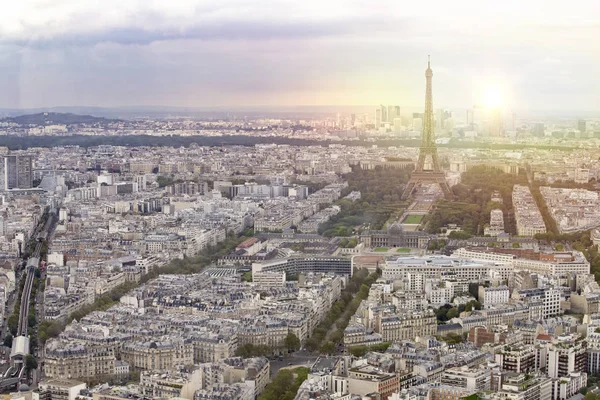 Zachód słońca Wieża Eiffla i miasto Paryż Zobacz formularz Montparnasse. Tło romantyczny zachód słońca. Wieża Eiffla z Champ de Mars, Paryż, Francja — Zdjęcie stockowe