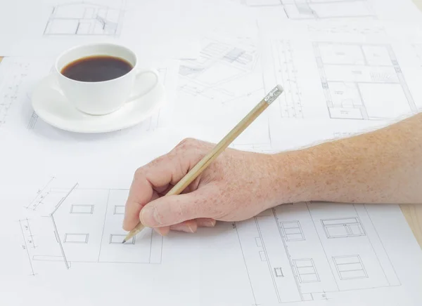 Architektonische Hintergründe. Menschliche Hand mit Bleistift über Baupläne mit Projektskizzen — Stockfoto