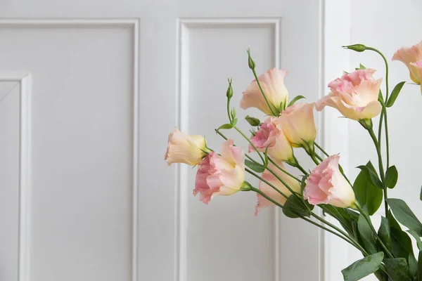 Bouquet de roses sur fond de mur blanc. Fleurs pour Saint Valentin — Photo