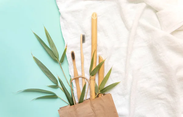 Composição ecológica com escova de dentes, saco de papel, ramos de bambu e toalha branca de fibras de bambu — Fotografia de Stock