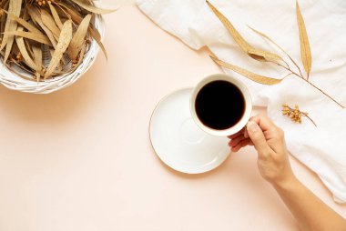 El 'in bir fincan kahve tutarken en üstteki görüntüsü.