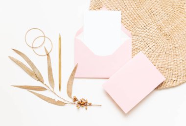 Yaprak okaliptüslü bir model. Metin için alanı olan yaz yeşilliklerinin yaratıcı düzeni.