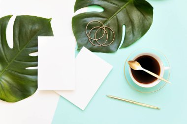 Yazlık yaprağın fotokopi kartıyla. Düğün davetiyesi kağıtları masa dekorasyonunda duruyor.