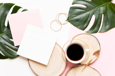 Çalışma masasının yaratıcı düzlüğü.