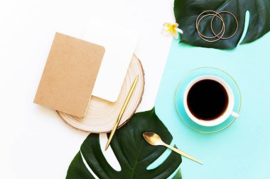 Çalışma masasının yaratıcı düzlüğü.