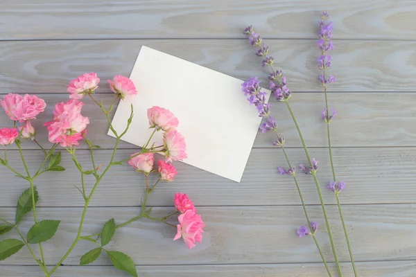 Stillleben-Attrappe mit Lavendel und Rosenblüten. — Stockfoto