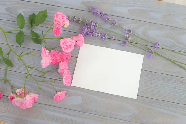 Stillleben-Attrappe mit Lavendel und Rosenblüten. — Stockfoto