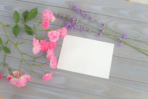 Stilleven mockup met lavendel en rozenbloemen. — Stockfoto