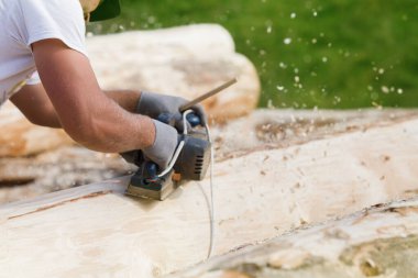 Marangoz tahta dikiyor..