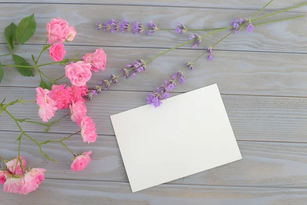 Stillleben-Attrappe mit Lavendel und Rosenblüten. — Stockfoto