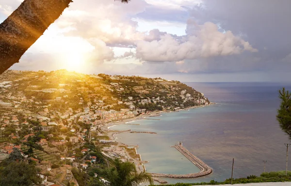Luchtfoto van de kust van de mediterrane stad — Stockfoto