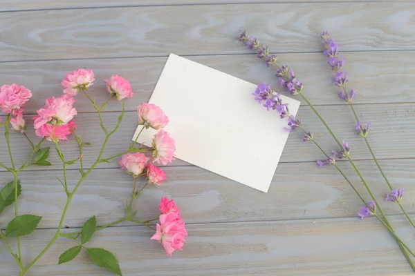Stillleben-Attrappe mit Lavendel und Rosenblüten. — Stockfoto