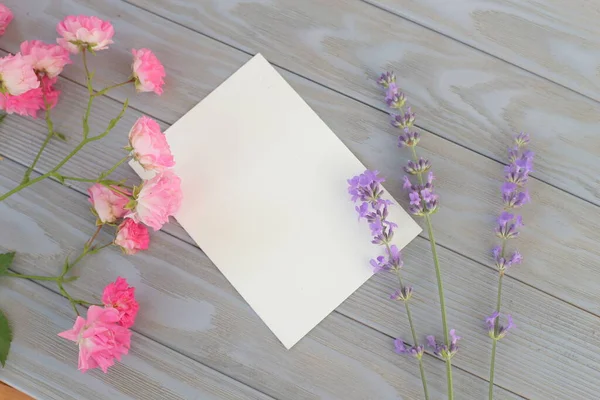 Stillleben-Attrappe mit Lavendel und Rosenblüten. — Stockfoto